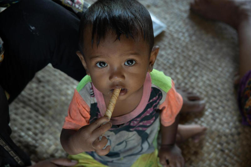 Barn äter terapeutisk mat, Siem Reap, Kambodja. Foto: WFP/Arete/Cesar Lopez