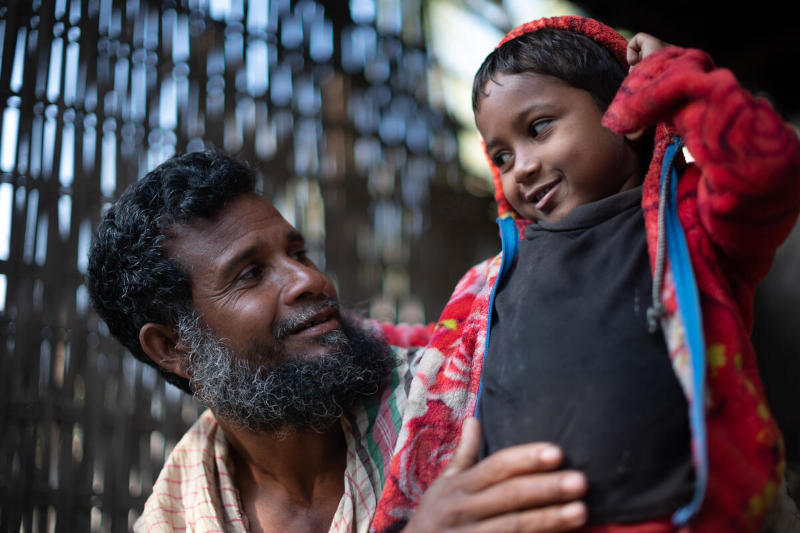 Toslim Uddin och hans son, Bangladesh. Foto: WFP/Mehedi Rahman