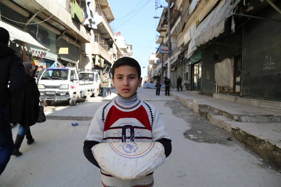 Pojke med bröd i syrien