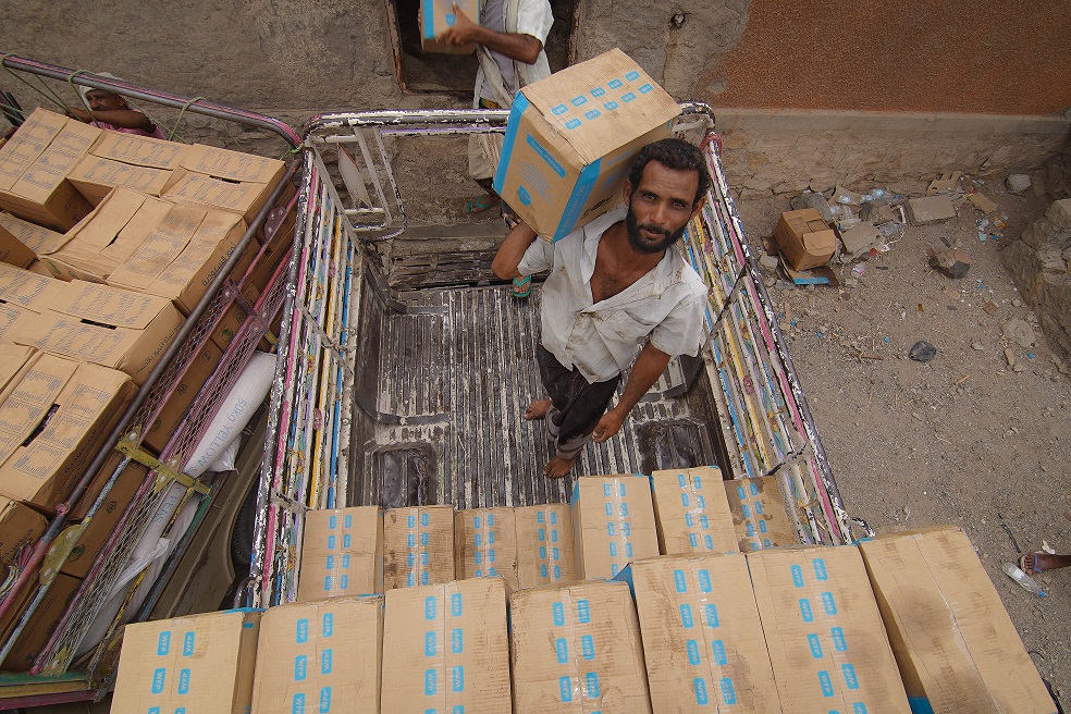 Man på en livsmedelsdistribution i Jemen
