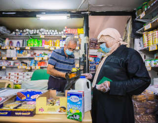 Falha i sin lokala butik — en av 135 som deltar i WFP:s kontantbaserade överföringsprogram på Västbanken. Foto: WFP/Elias Halabi