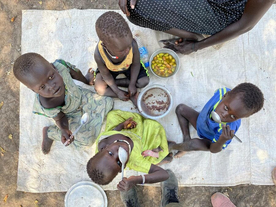 Sydsudan: Barn i Akobo East, Jonglei, äter en lunch med durra och en lokal frukt – senaste svälten i landet var 2017. Foto: WFP/Marwa Awad