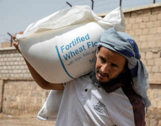 Khalid mottar livsmedelsassistans var månad från WFP. Foto: WFP/Annabel Symington