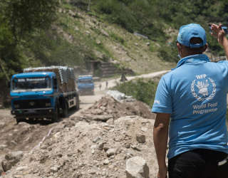 Flytande syre donerat av den kinesiska regeringen fördes till Katmandu från gränshamnen Tatopani på gränsen mellan Nepal och Kina och transporterades med lastbil till statliga sjukhus i Katmandu. Foto: WFP/Srawan Shrestha
