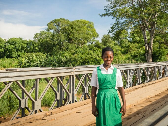 En bro som ger mat, utbildning och sjukvård - och hopp om återhämtning