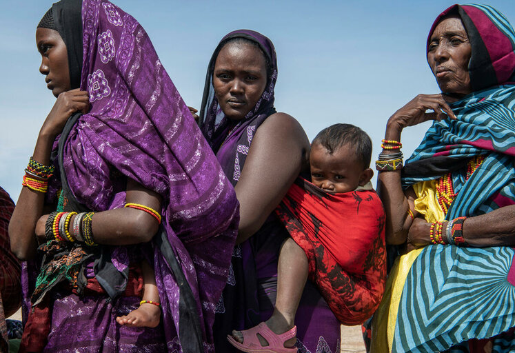  Kvinnor står i kö för att ta emot matvaror av WFP. Marsabit, Kenya