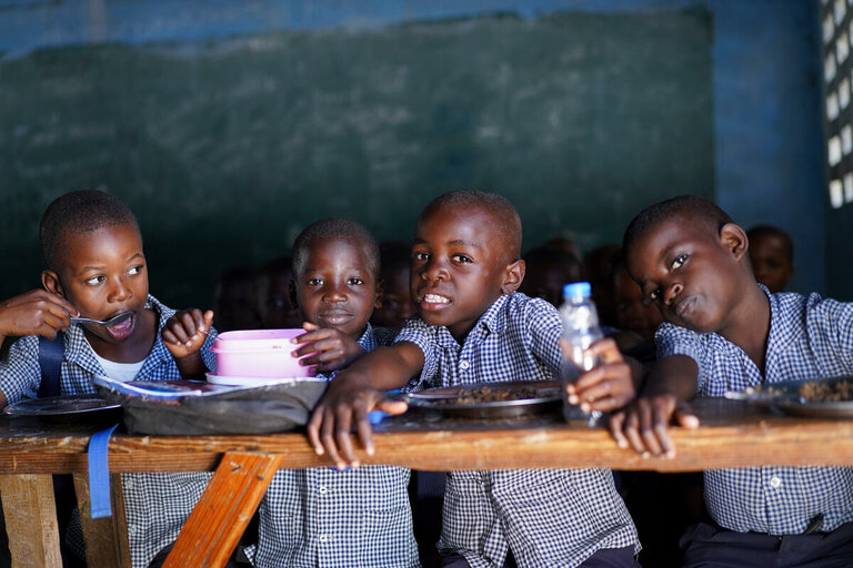 Fyra barn sitter i deras klassrum