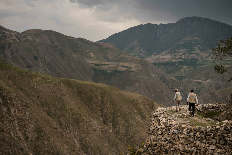 Två WFP-anställda går i bergen