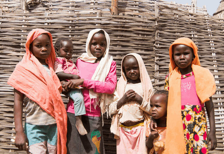 Grupp barn som drabbats av hungerkrisen i Sudan