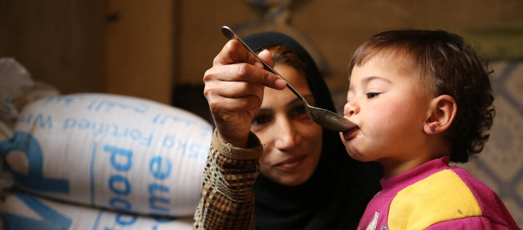 Syrisk mor ger sitt barn mat