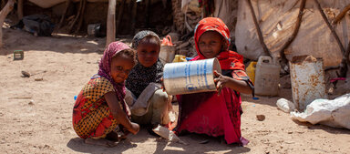 Jemen. Karima, 7, Bagdhad, 4, Fatooma, 3, leker med en oljebehållare från WFP. Bild: WFP/Annabel Symington