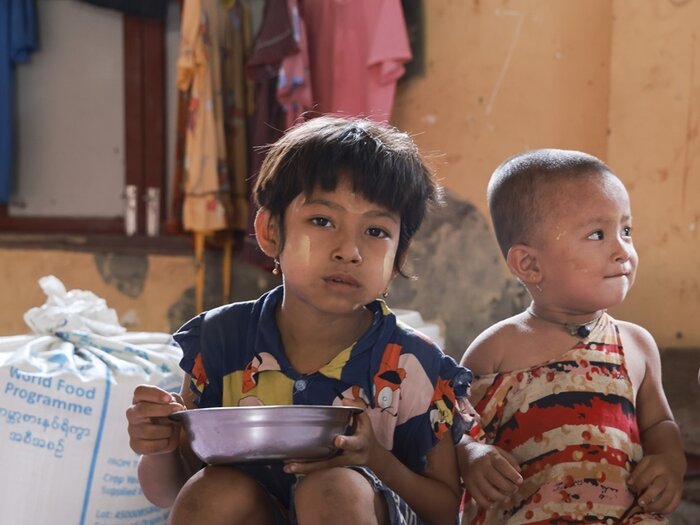 Barn får en måltid, Myanmar