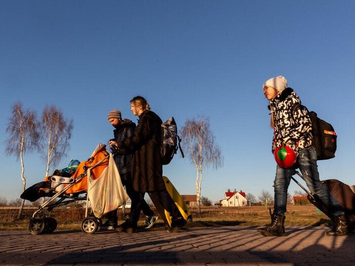 Människor går till den polska gränsen från Ukraina