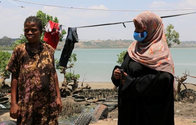 WFP's Fatuma Mohamed (R) speaks with a resident of Muroto Simitini in Kenya's coastal city of Mombasa. Photo: WFP/Martin Karimi