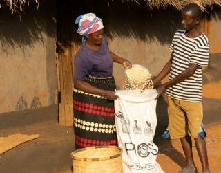 Malawi. Stoppa slöseriet. Förvaring av mat i lagret. Foto: WFP/Badre Bahaji 
