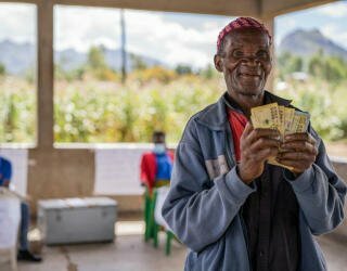 Malawi. WFP distribuerar kontanter till hushåll i städer och på landsbygden som drabbats av klimatchocker och ekonomiska effekter av covid-19. Foto: WFP/Badre Bahaji 