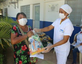 Lokala skolmyndigheter och WFP delar ut rationer att ta hem (THR) bland skolbarn och deras föräldrar i La Guajira-avdelningen, Colombia. Foto: WFP/Miller Choles 