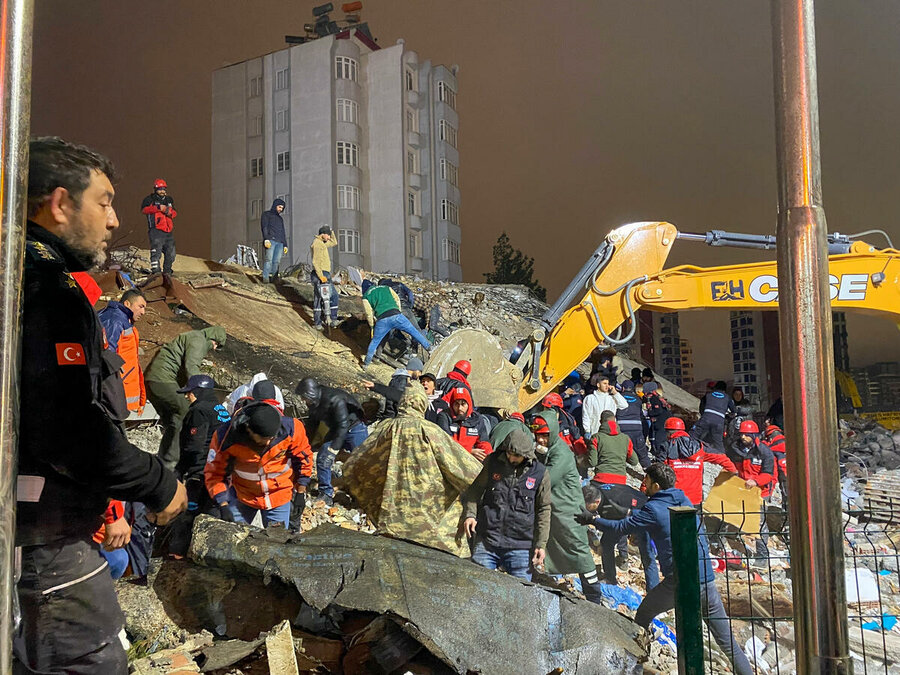 Searching for earthquake survivors in Gaziantep, Türkiye. Photo: WFP/Feride Yildirim