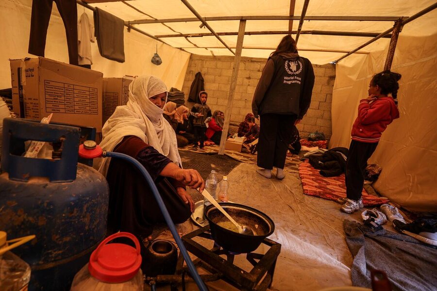 A family cooks in a makeshift shelter in southern Gaza. WFP is keen for access to the north to be facilitated. Photo: WFP/Ali Jadallah