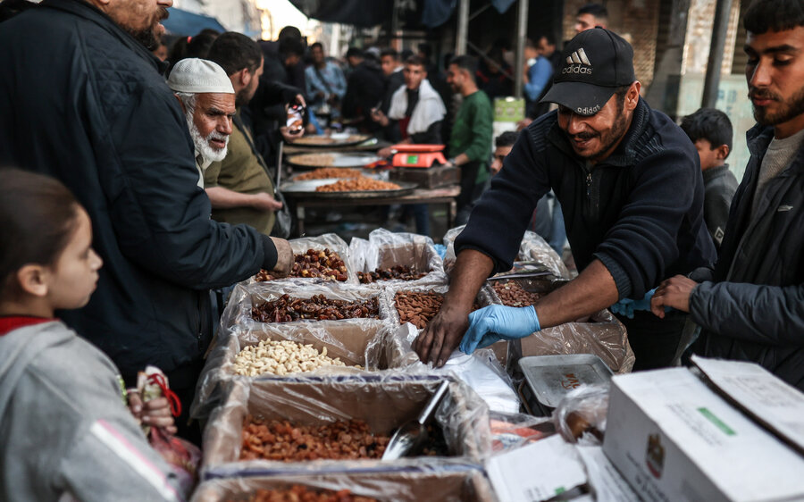 Volunteers distribute WFP to hungry people at a market in Der Albalah, Gaza. Despite widespread suffering, some Gazans are somehow finding strength from the crisis. But others may be losing hope. Photo: WFP/Ali Jadallah