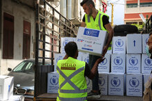 Arbetare lastar av livsmedelsassistans vid Karageusian Center i Beirut, Lebanon - WFP/ Ziad_Rizkallah