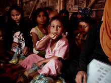 I Cox's Bazar i Bangladesh, där en miljon rohingyaflyktingar har sökt skydd, har flexibel finansiering gjort det möjligt för WFP att fortsätta sin livräddande assistans i lägren genom distribution av livsmedelsassistans och elektroniska kuponger. Foto:WFP/Gemma Snowdon