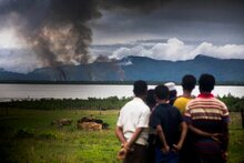 Män tittar mot Myanmar från Bangladesh