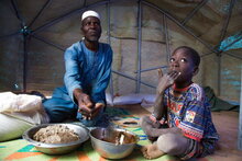 Bild: WFP/Marwa Awad, En familj äter en måltid i Burkina Faso