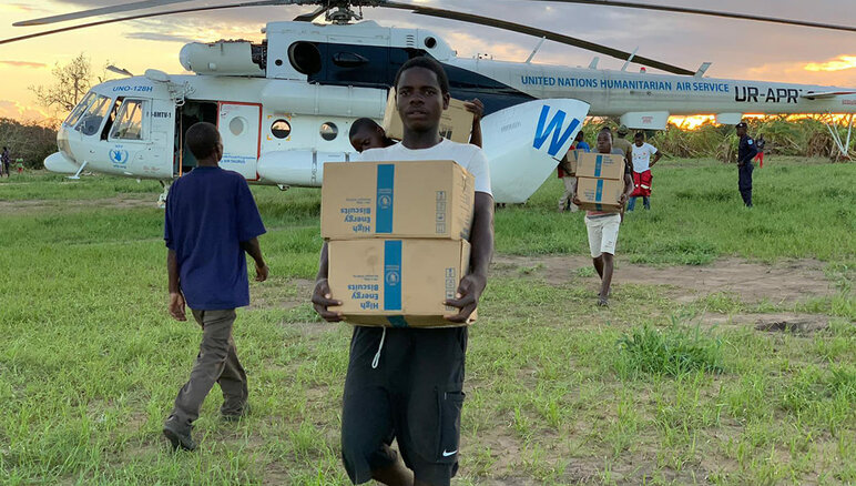  Den 21 mars 2019, efter att cyklonen Idai passerat, når WFP-helikoptern Guaraguara, Moçambique med en last med livsmedelsstöd. WFP/Deborah Nguyen