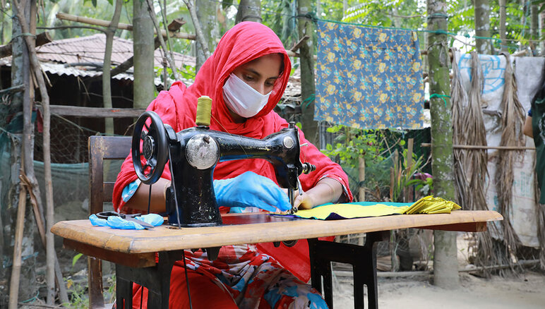 Kvinna använder en symaskin, som del av ett försörjningsprogram i Bangladesh. WFP/Nalifa Mehelin