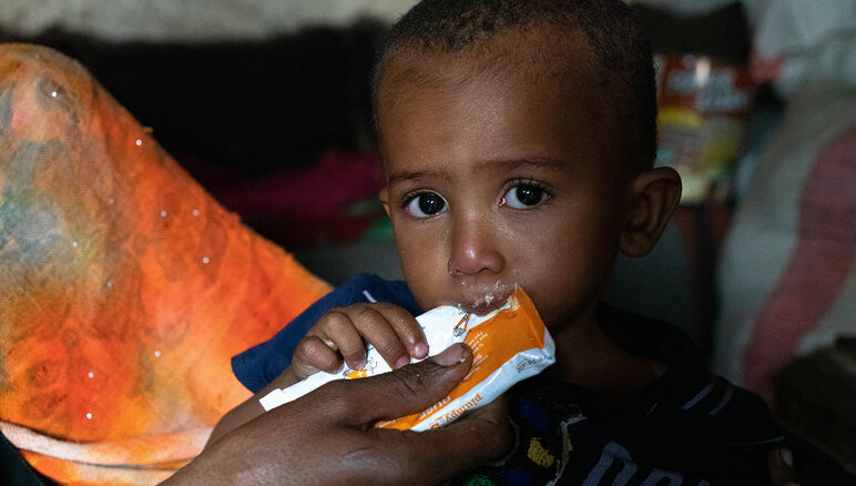 Jemen. Sultans mamma matar honom med en näringsrik jordnötspasta hemma. WFP/Mohammed Awadh